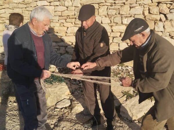 Los vecinos decoran un pequeño pueblo de Castellón para recibir la Navidad