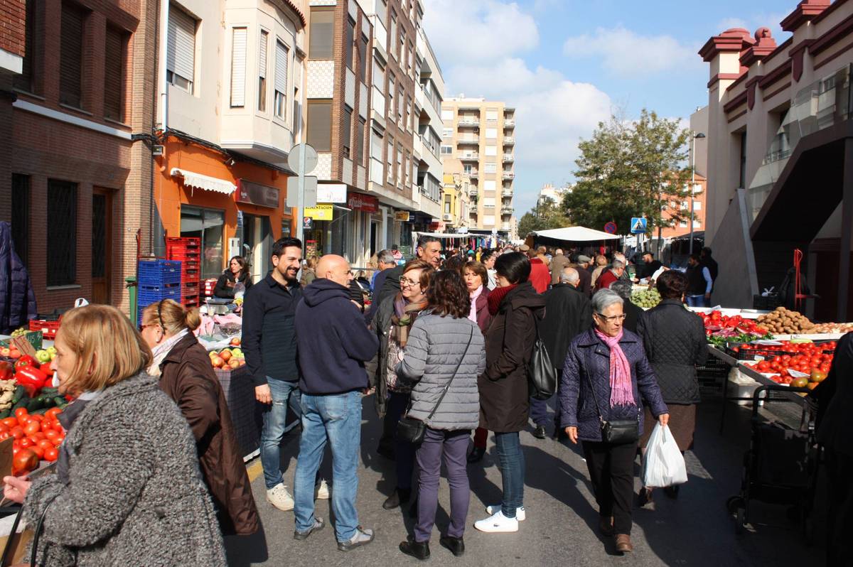 Satisfacción entre comerciantes y compradores con la nueva distribución del mercado ambulante de Almassora