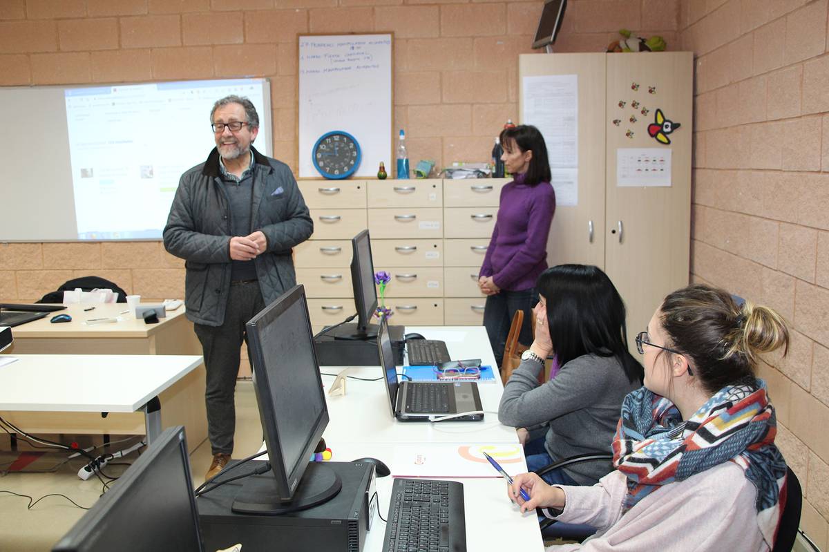 Taller de informática básica y portales para buscar empleo en la Mancomunidad Espadán Mijares