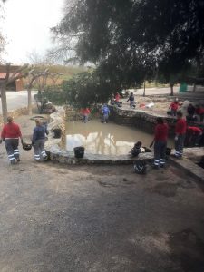 Limpian la balsa del Carcau de La Llosa