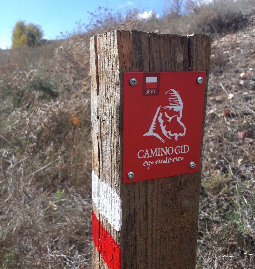 El Camino del Cid incorpora a su señalización carteles de advertencia para senderistas en los tramos por carretera