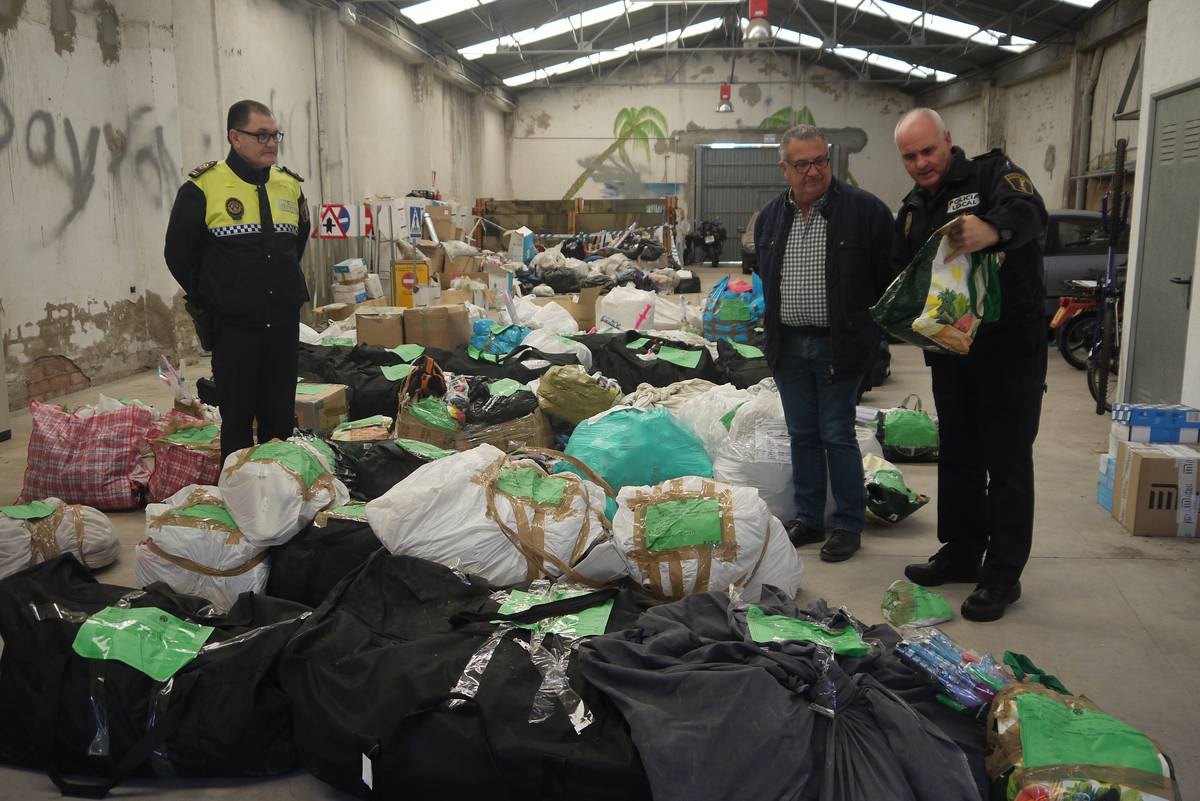 La Policía Local de Oropesa del Mar destruye más de 5.000 artículos procedentes del ‘top manta’