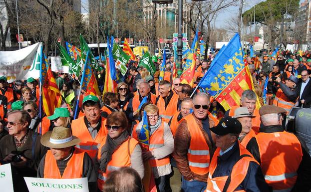 Los citricultores trasladan las protestas por la crisis citrícola ante la oficina de la Comisión Europea en Madrid