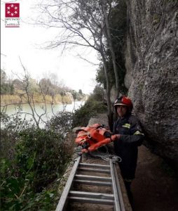 Los bomberos rescatan a dos ciclistas accidentados