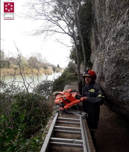 Los bomberos rescatan a dos ciclistas accidentados