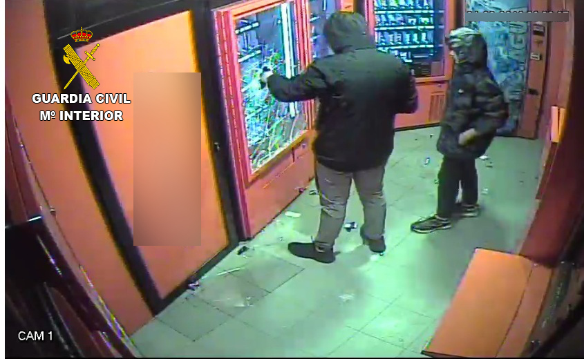 La Guardia Civil detiene a dos personas menores de edad por robo en una máquina expendedora en Peñíscola