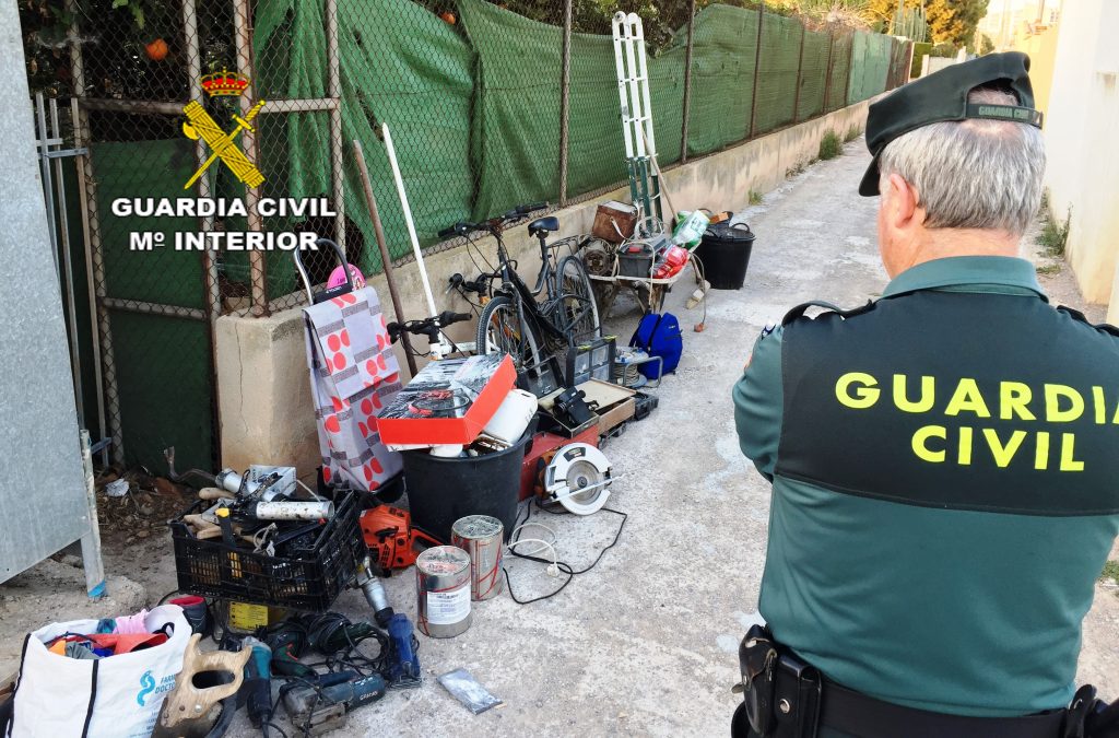 La Guardia Civil y Policía Local detienen a tres personas por robos en domicilios, hurto y contra la salud pública en Benicarló