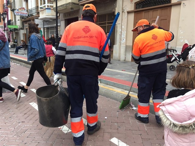 Castellón refuerza el despliegue de limpieza de Magdalena con 112 operarios y 59 vehículos