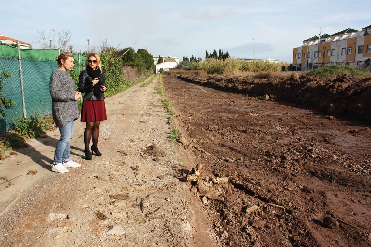 Playas ilumina el parking público de Om Blanc a petición vecinal