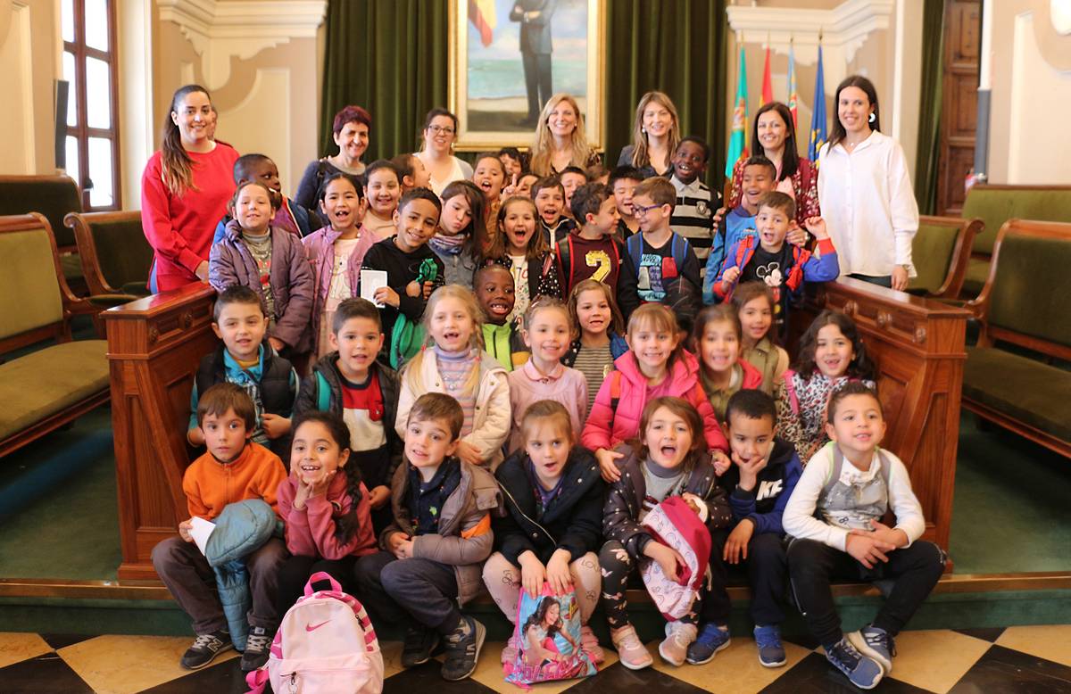 Alumnos del colegio Maestro Vicent Artero visitan el Ayuntamiento