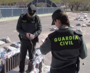 La Guardia Civil informa en un tríptico los consejos y normas de seguridad para el uso responsable de artificios pirotécnicos