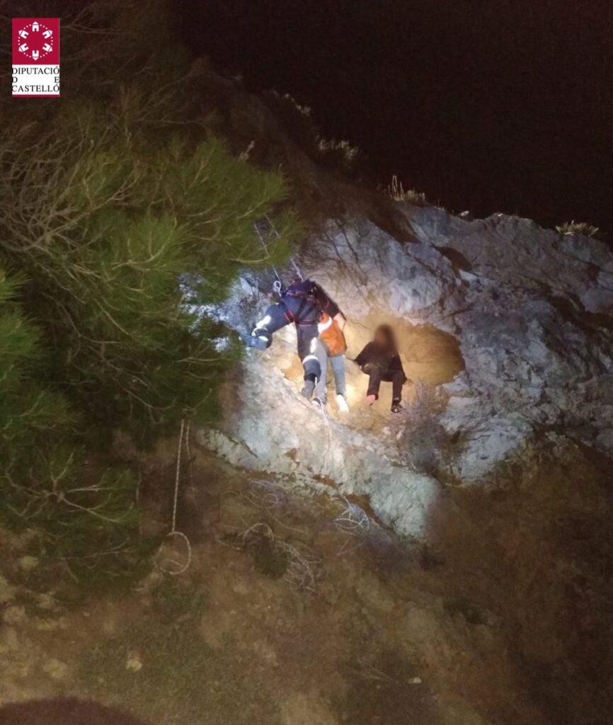 Dos niños rescatados sanos y salvos de un acantilado en Peñíscola