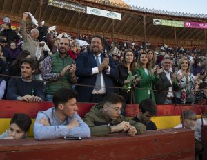 Moliner respalda a los alumnos de la Escuela Taurina de Castellón en la Feria de la Magdalena