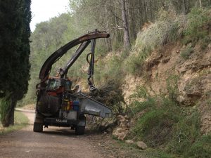 La unidad de prevención de riesgos crea una franja de defensa contra incendios en el Camí de Castro en Suera