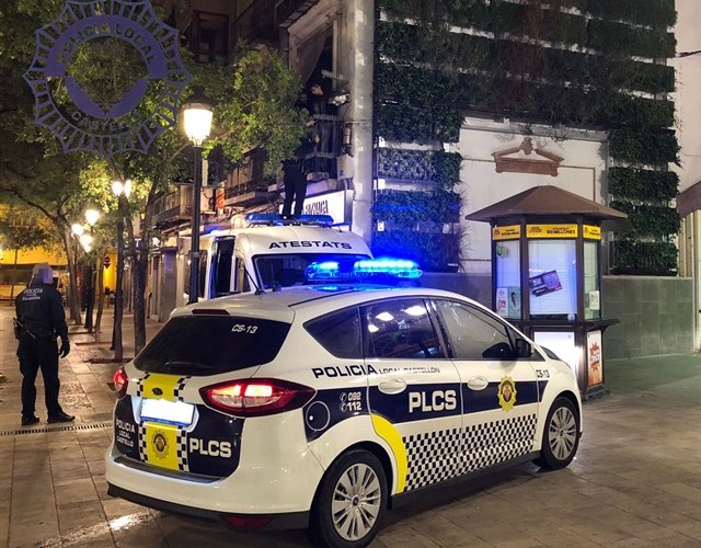 La Policía Local detiene a una mujer por agredir a otra dentro de un bar situado en la calle Parque del Oeste