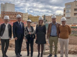 La alcaldesa visita las obras del puente del Río Seco