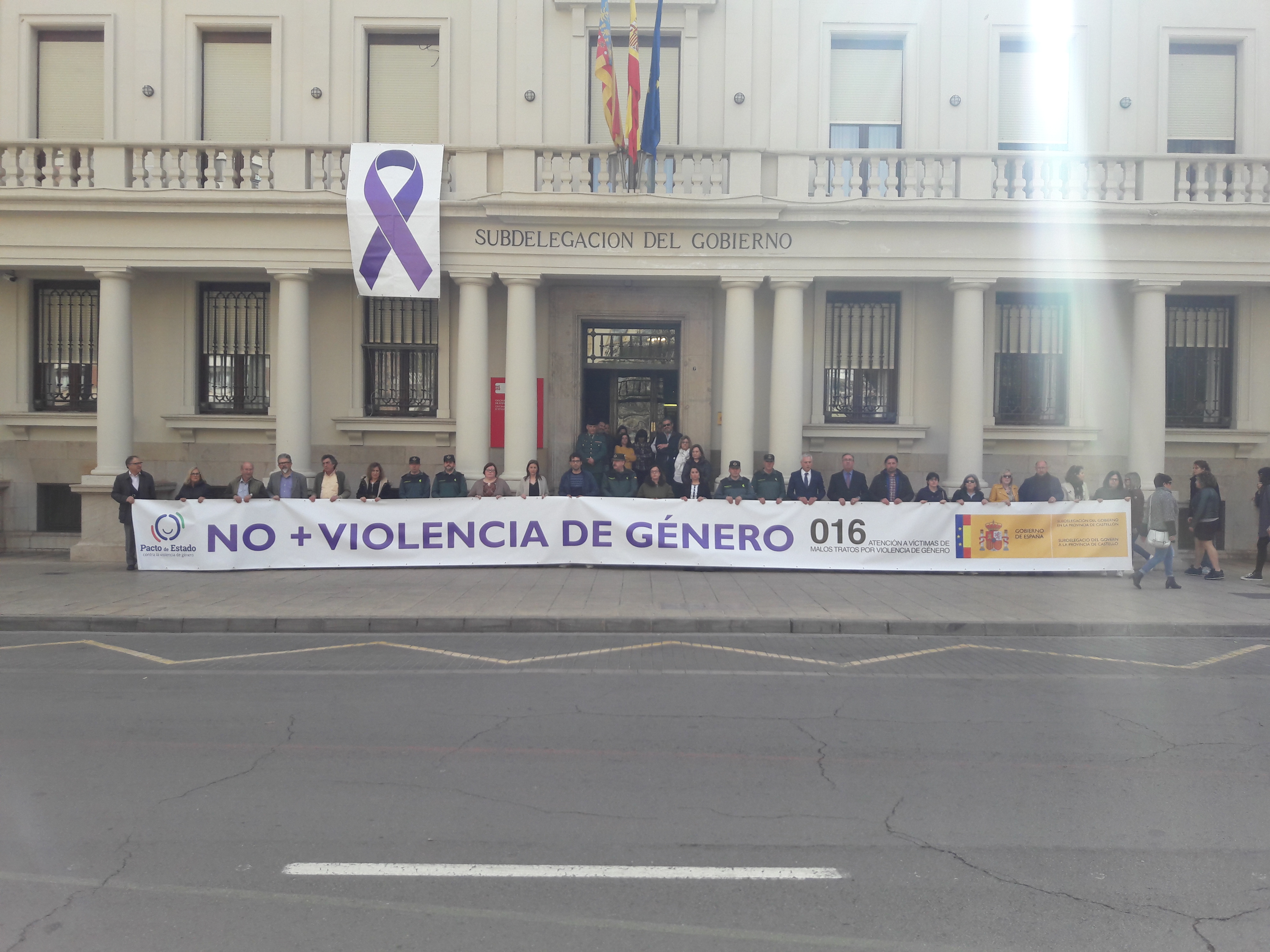 Minuto de silencio en la puerta de Subdelegación del Gobierno en Castellón