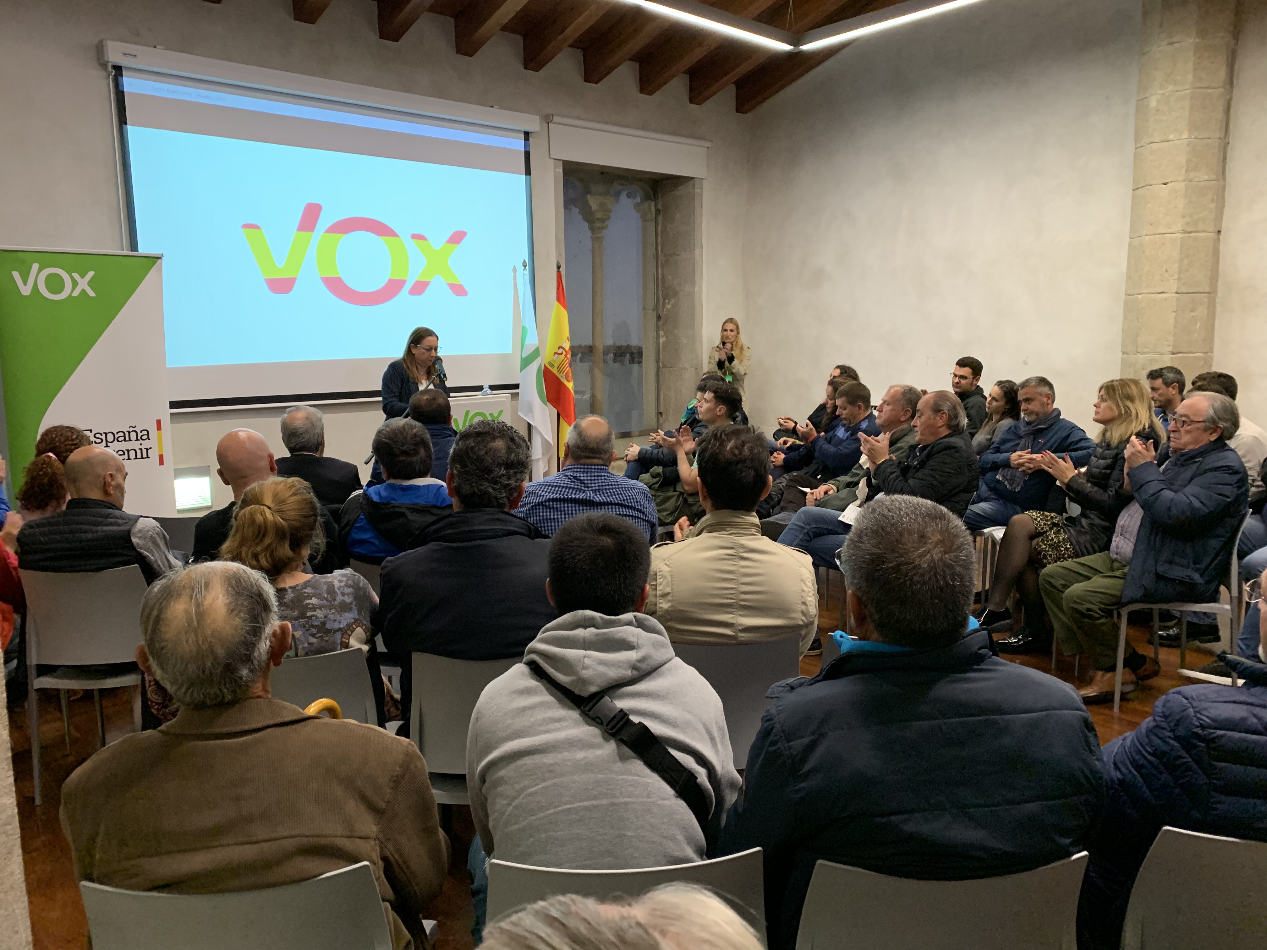 VOX concentra en Benicarló a un centenar de personas al grito de ¡Por España, viva España!