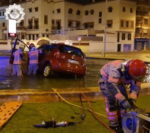 Un vehículo se sale de la vía y se empotra contra el interior de la rotonda de la Plaza Teodoro Izquierdo