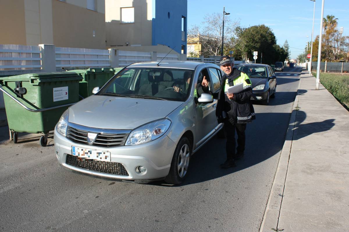 La Policía Local de Almassora activa una campaña sancionadora por el uso del móvil al volante