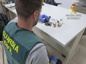 La Guardia Civil detiene a una persona por sustraer joyas, dinero y prendas de vestir en domicilios en Almazora