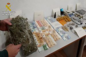 Diez asociaciones cannábicas clausuradas en Torrevieja, como resultado de una operación de la Guardia Civil de dicha localidad