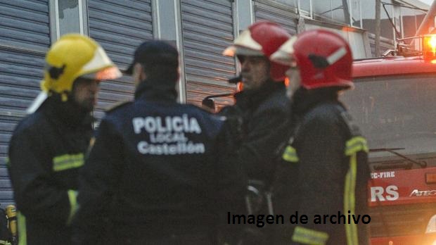 Los Bomberos Municipales y la Policía Local  colaboran en el rescate de un hombre que había caído al cauce del Río Seco