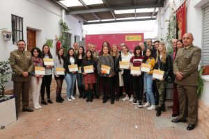 La alcaldesa entrega los premios literarios sobre el papel de la mujer en el Ejército