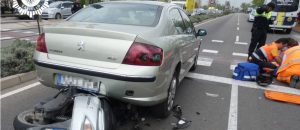 Un motorista resulta herido grave al colisionar su motocicleta contra un turismo en la Ronda Este