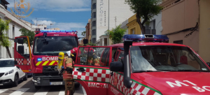 Los Bomberos Municipales y la Policía Local colaboran en la extinción de dos incendios registrados en sendas viviendas de la Ronda Vinatea y la calle Alcalde Tárrega