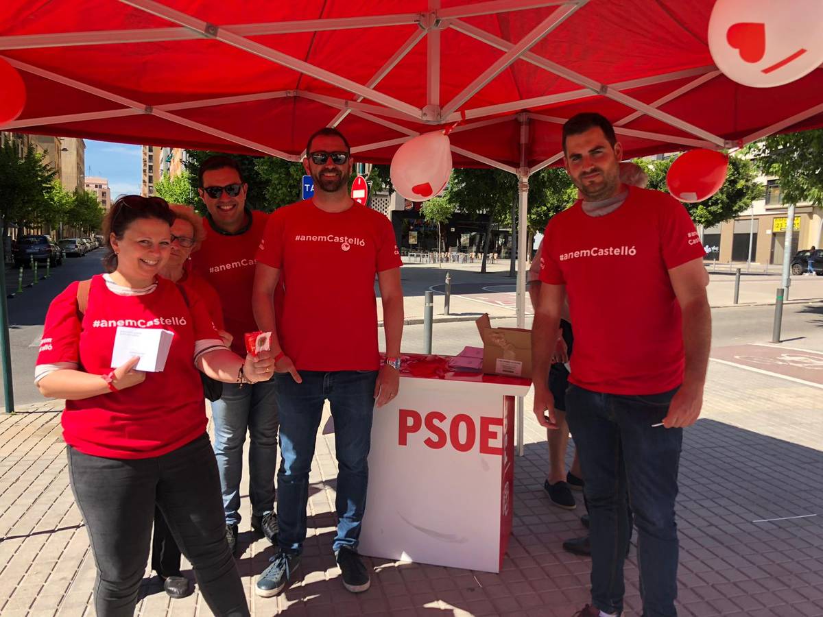 La carpa de ‘AnemCastelló’ hoy en la plaza de España