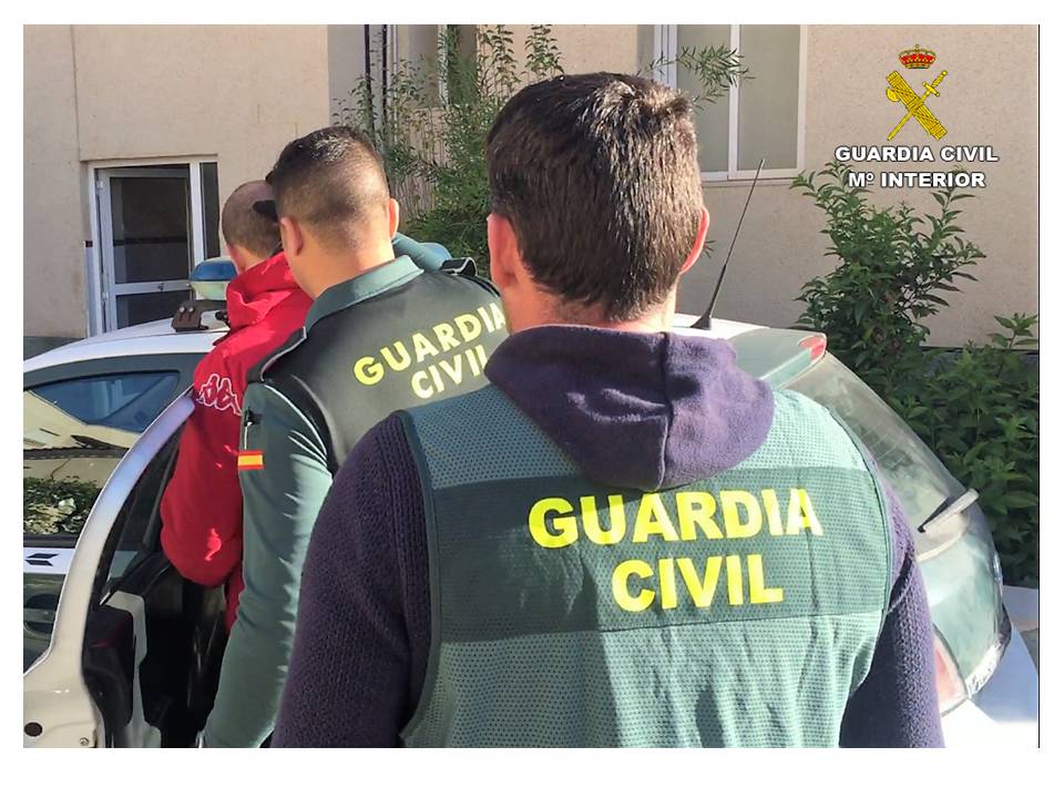 La Guardia Civil detiene a dos hermanos de Almoradí como los supuestos autores de estafas por valor de 768.000 euros