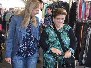 La candidata socialista de Castelló porta la campanya al Mercat del Dilluns