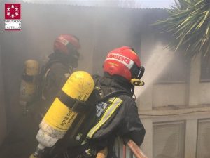 Cuatro personas necesitan asistencia por un incencio en una nave de Vall d’Alba