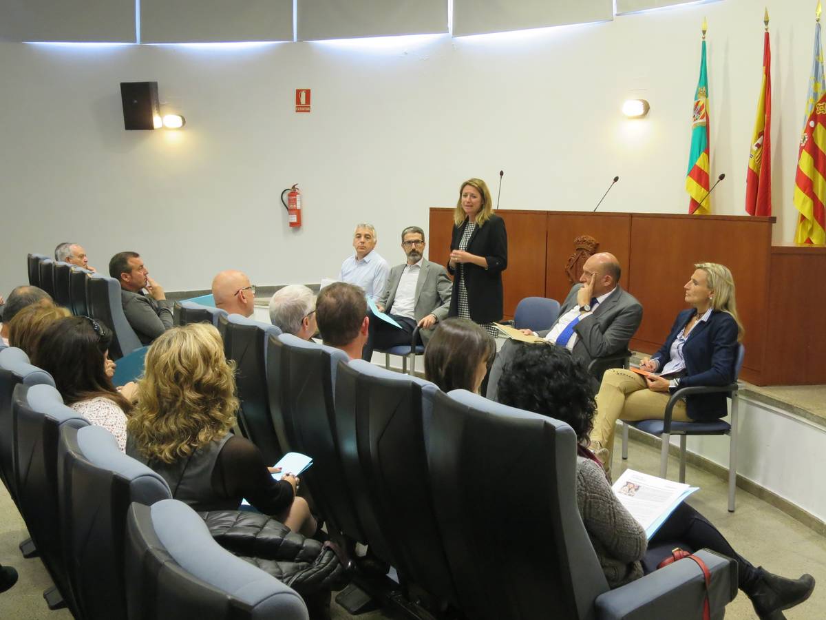 Begoña Carrasco promete afrontar las carencias del Distrito Oeste