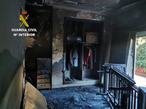 La Guardia Civil junto con Policía Local y bomberos colaboran en la evacuación de varios ancianos en un incendio producido en una residencia de Benicasim