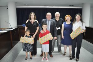 Pallarés entrega los premios a los ganadores del concurso de carteles de las fiestas de San Juan de Moró