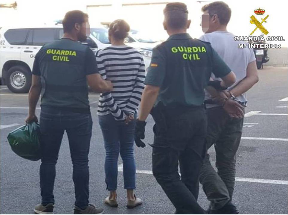 La Guardia Civil detiene en Torrevieja a una pareja por dejar a la anciana a la que cuidaban en ruina y desamparo