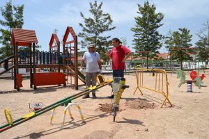 El Ayuntamiento de la Vall d’Uixó renueva el parque infantil del barrio Carmadai