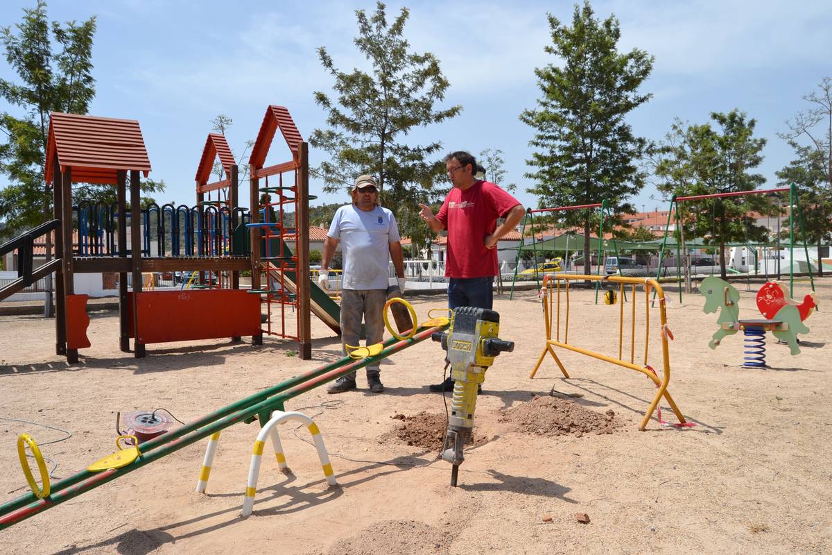 El Ayuntamiento de la Vall d’Uixó renueva el parque infantil del barrio Carmadai