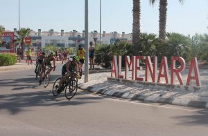 Más de 300 atletas participan en el V Triatlón Escolar de Almenara