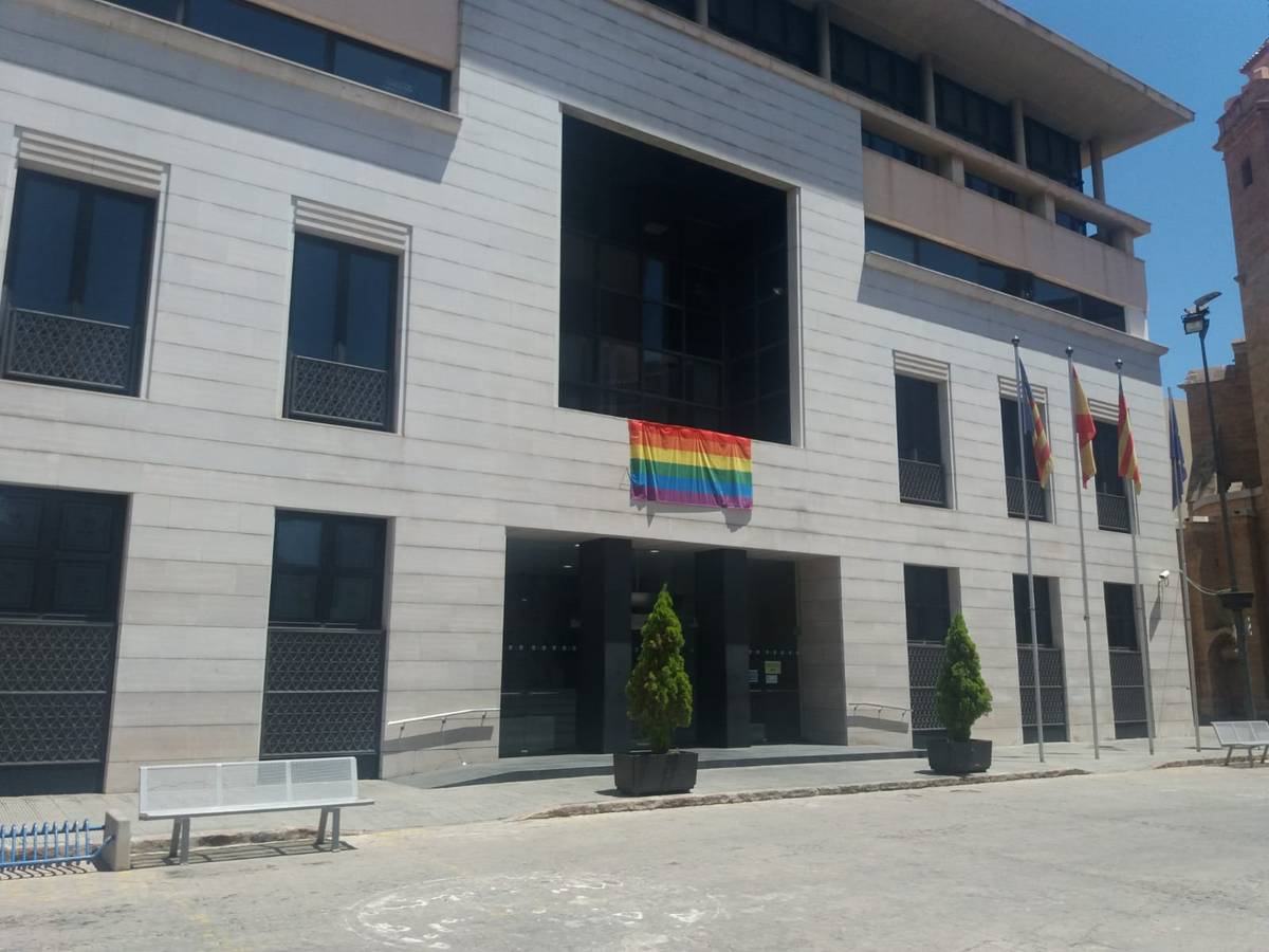 VOX se opone a la colocación de la bandera LGTBI en el Ayuntamiento de Burriana