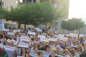 Un millar de personas se concentran para exigir la defensa y regeneración de la playa de Nules