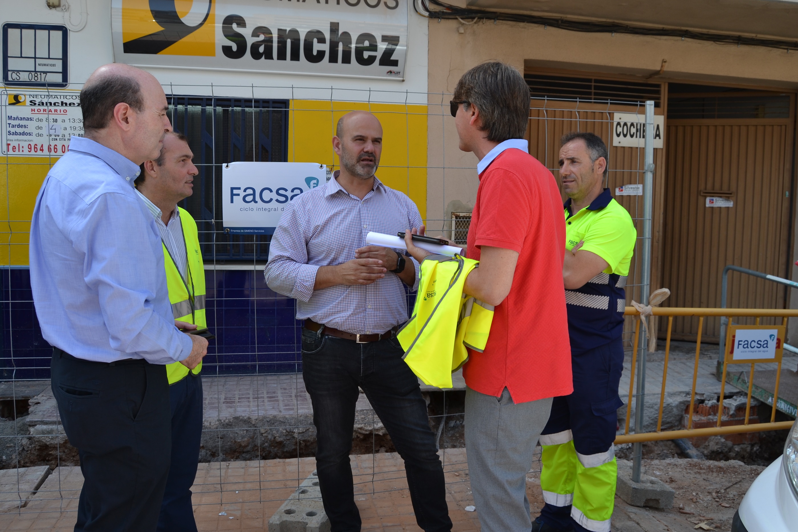 El Ayuntamiento de la Vall d’Uixó y FACSA inician los trabajos para renovar la red de agua potable en la carretera Segorbe