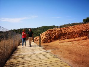 El Ayuntamiento de la Vall d’Uixó instala una pasarela accesible en el poblado de Sant Josep