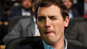 Que dejen de mirarse la bragueta, un poco de humildad