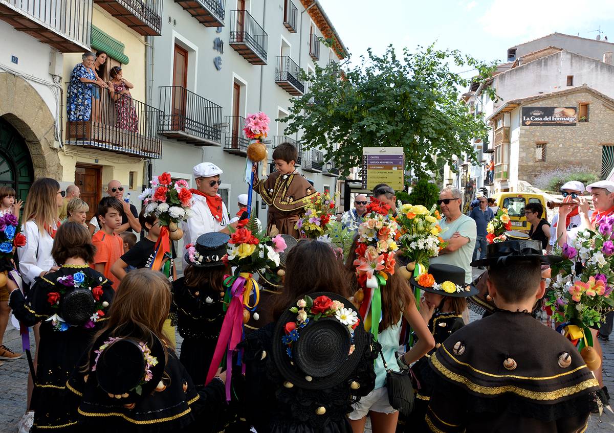 La Danza de los Peregrinos inicia uno de los días más intensos de las Fiestas de Agosto de Morella