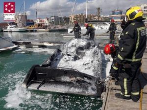 Seis heridos en el incendio de una embarcación de recreo en Benicarló