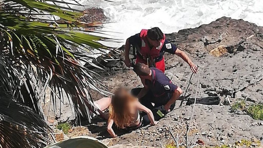 Rescatan a 3 menores atrapados en una zona de rocas de Oropesa por el oleaje