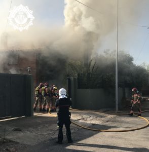 Dos bomberos heridos en un incendio en la calle Ribesalbes